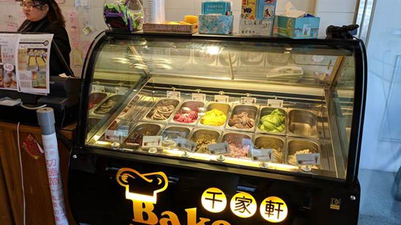 千佳軒食品行是台南新營知名的糕點麵包店,目前已經傳到第二代,產品融合台式、日式、歐式風格,還自行研發手工冰淇淋,產品種類豐富。(莊曜聰攝)
