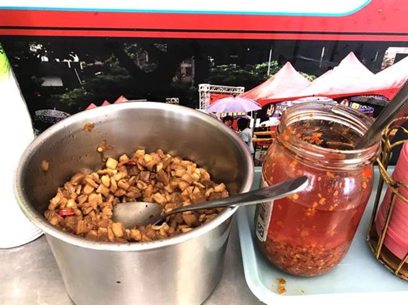 大豐爌肉飯為客人提供微辣的蘿蔔乾,吃爌肉飯不油膩好下飯。(盧金足攝)