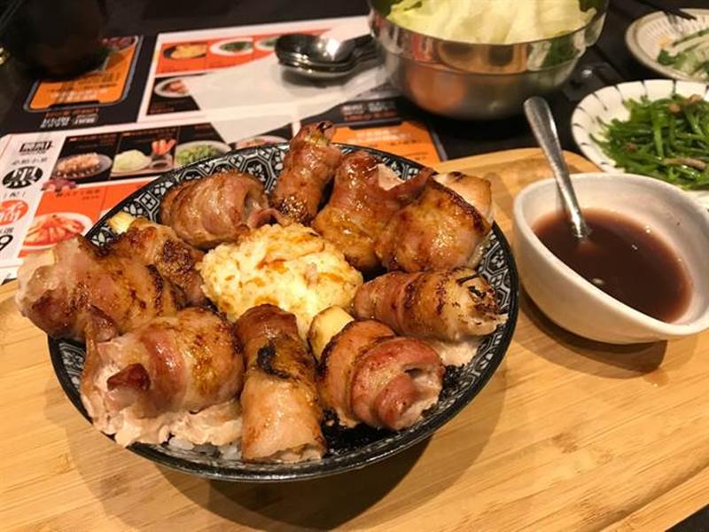 號稱「地表最強燒肉丼」的開丼燒肉vs丼飯是板橋車站地下美食街的人氣美食,店內丼飯肉品選擇多,份量超澎拜,圖為五目鮮蔬燒肉丼。(譚宇哲攝)