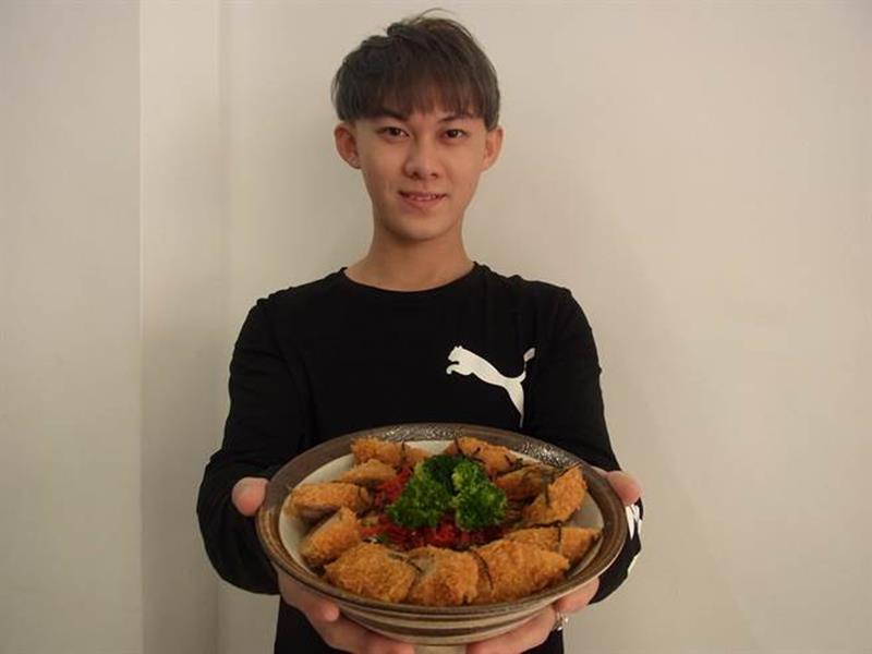 李子宇因為自己喜歡吃雞捲,推出「香爆吃雞捲」丼飯。(張朝欣攝)