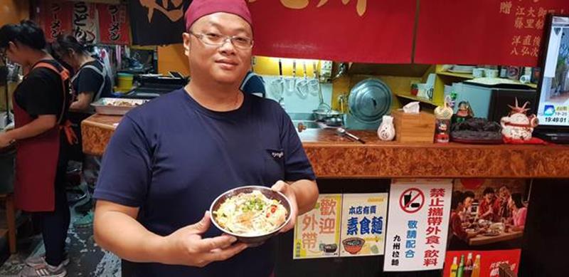 老闆娘先生軍職退伍後也到店裡幫忙。(楊漢聲攝)