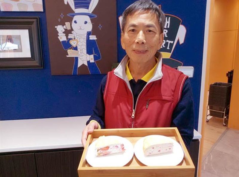 雲林縣斗六市塔吉特負責人廖憲平把日本千層蛋糕技術引進,並融入在地元素,草莓甜心(右)和草莓多是人氣最夯的產品。(許素惠攝)