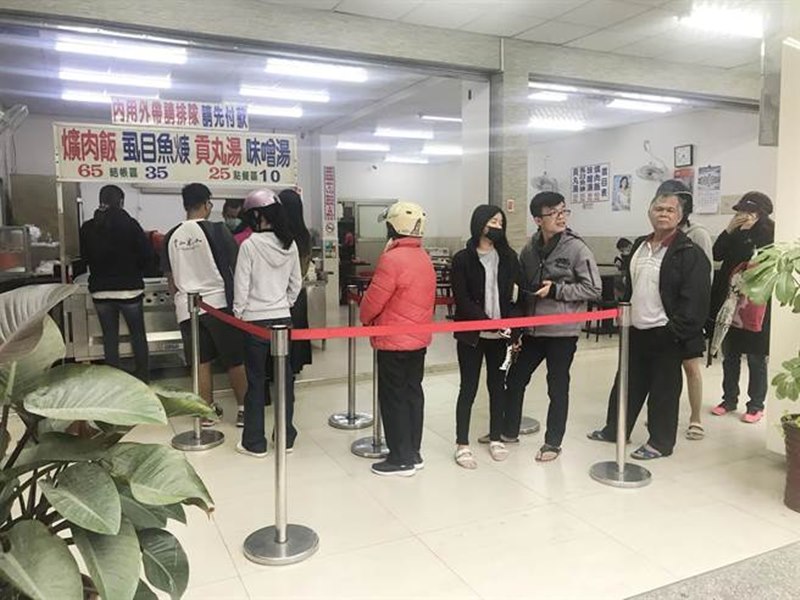 高雄華喜爌肉飯搬到新址,2個店面合起來的空間比老店更乾淨寬廣,但排隊人潮絲毫不減。(林宏聰攝)