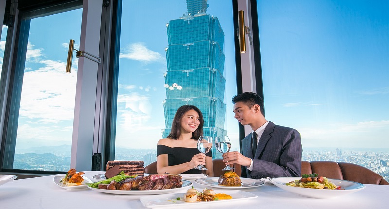 Smith & Wollensky全球唯一高空景觀餐廳,挑高玻璃帷幕無邊際的極佳視野,地標101即近在眼前迷人的城市風景盡收眼底