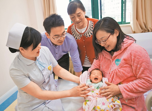 武漢一婦幼院內,醫護人員在向產婦傳授嬰兒護理技巧。 (新華社資料照片)
