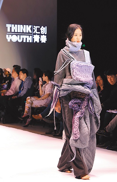 上海大學生文化創意作品展示活動上,模特兒在展示學生的時裝設計。(新華社資料照片)