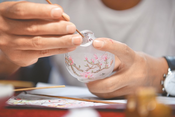 學者建議,文化產業人才需提升自身能力與水準。圖為雲南文博會上的滇式瓶內畫。(中新社資料照片)