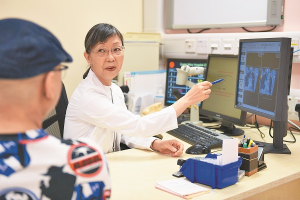 因需和當地民眾接觸,不少醫科要求學生廣東話需流利。圖為香港大學瑪麗醫院,一名醫師在給病患講解掃描影像。(新華社資料照片)