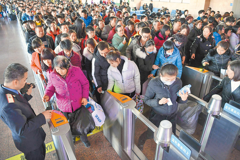 緩解京滬等幹線運輸壓力,中國鐵路自5日起實施新版列車運行圖。圖為太原火車站,乘客檢票進站。(中新社資料照片)