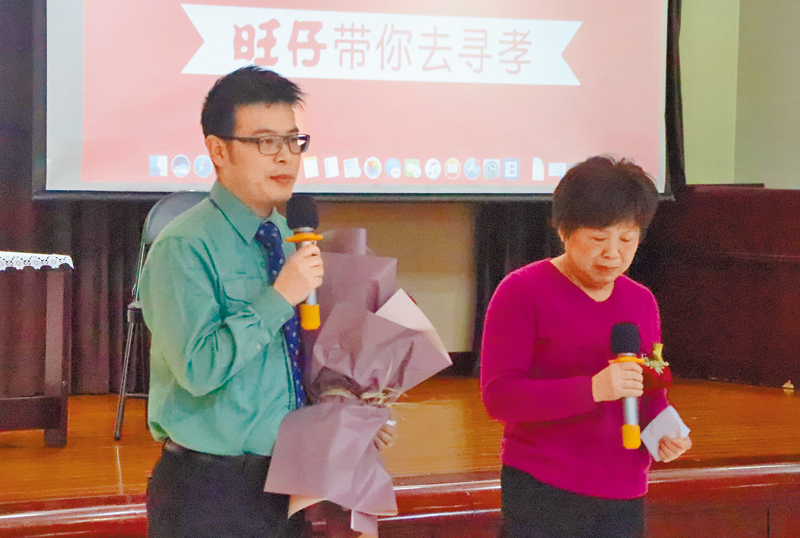 總部宣傳中心俞文佳(左)獲選為大使,到場母親感謝集團長官與同仁的支持幫助。(記者吳泓勳攝)