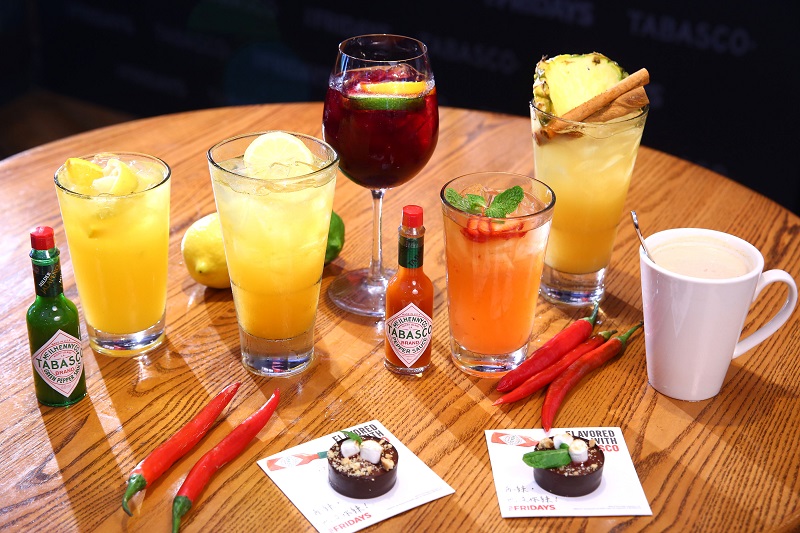TGI FRIDAYS X TABASCO 攜手推出6款「辣搖滾組合新吃法」聯名飲品,搭配「辣一口巧克力」(圖/TGI FRIDAYS提供).