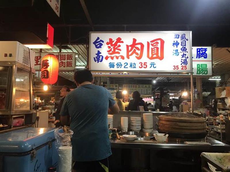 台南蒸肉圓店面位在花蓮吉安黃昏市場靠近中山路方向的熟食區。(張祈攝)