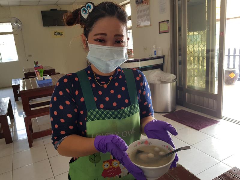 楊姓老闆娘跟隨丈夫學習廚藝,純手工熬煮綜合魚丸湯,為店內招牌菜單。(李其樺攝)