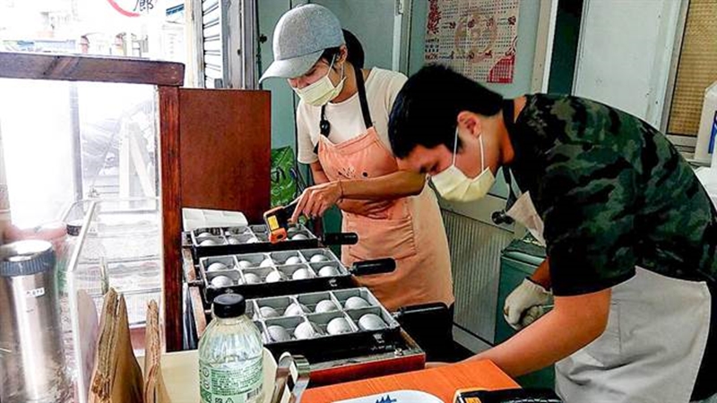 「賴打雞蛋糕」用料與口感紮實綿密,是受到歡迎的午後點心。(李忠一攝)