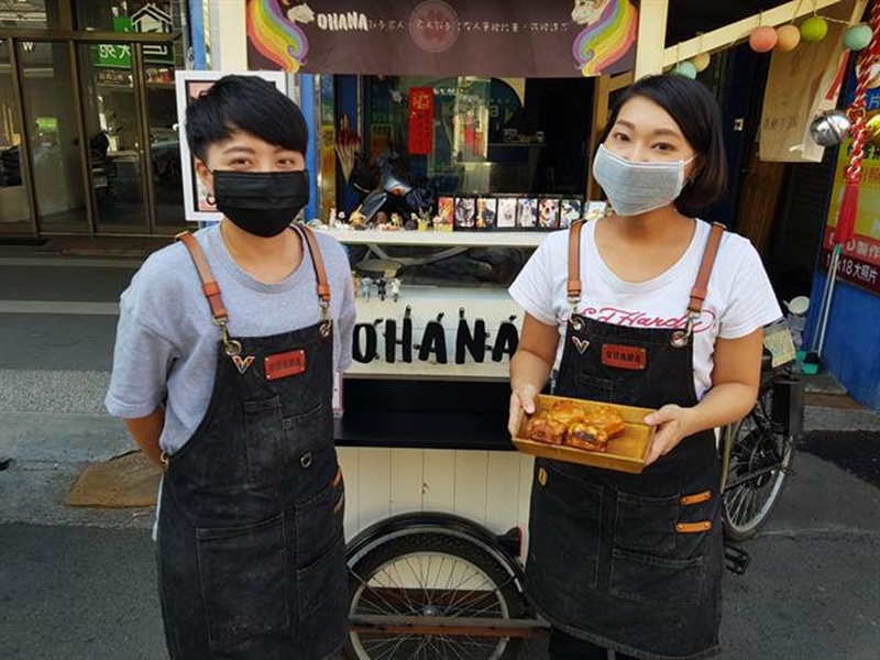 2位7年級女孩Hana(右)與OuYang聯手創業,開發出脆皮雞蛋糕,獨特口感令人著迷。(李其樺攝)