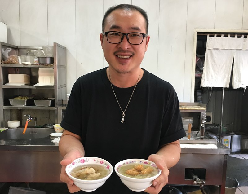 張育偉親手料理紅燒、浮水兩種土魠魚羹的美味。(廖素慧攝)