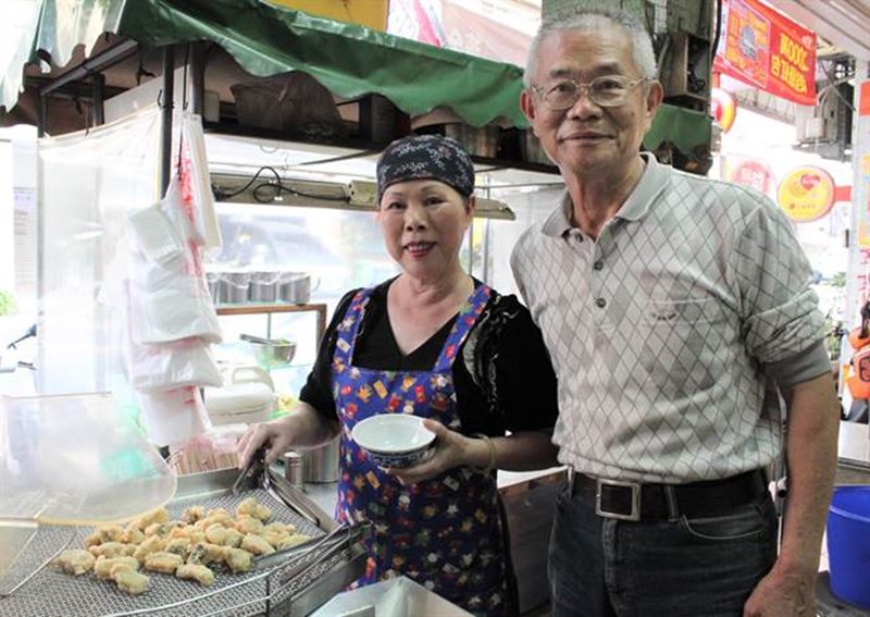目境黃土魠魚羹老闆黃彬和太太攜手,炸出八卦山下第一家,老店屹立35年,常常不到2個鐘頭,就賣光一空。(吳敏菁攝)