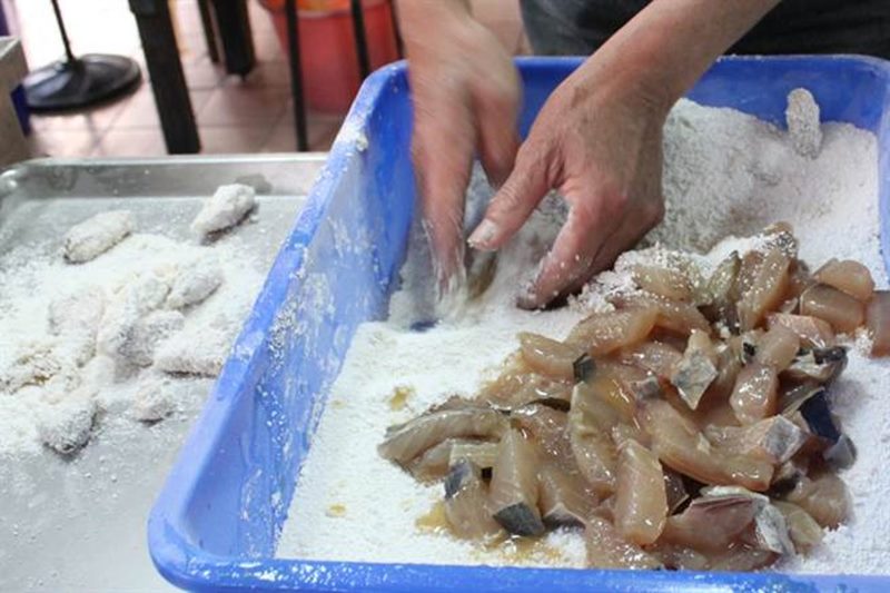 目境黃土魠魚羹,魚塊現場裹粉現炸,貨真價實。(吳敏菁攝)