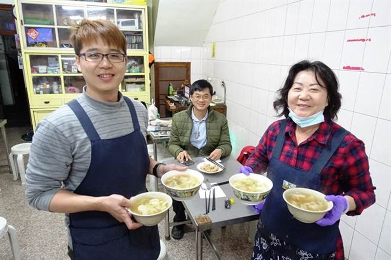 深海魚土魠魚羹目前由詹媽媽(右)傳承給兒子詹明璟(左)。(周麗蘭攝)