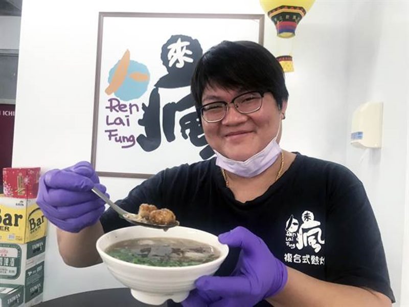 「人來瘋」土魠魚羹因為現炸,得多等幾分鐘,客人說「值得等待」。(莊哲權攝)