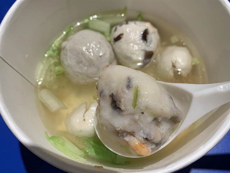 國民市場魚丸棧貳庫店,綜合魚丸湯一次可吃到不同口味魚丸。(柯宗緯攝)