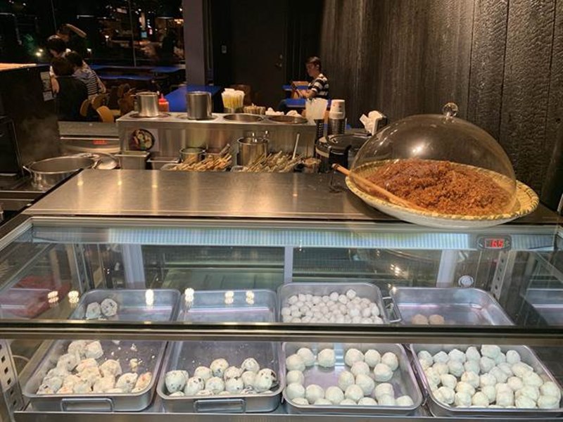 國民市場魚丸棧貳庫店,有3、40種魚丸可任君挑選。(柯宗緯攝)