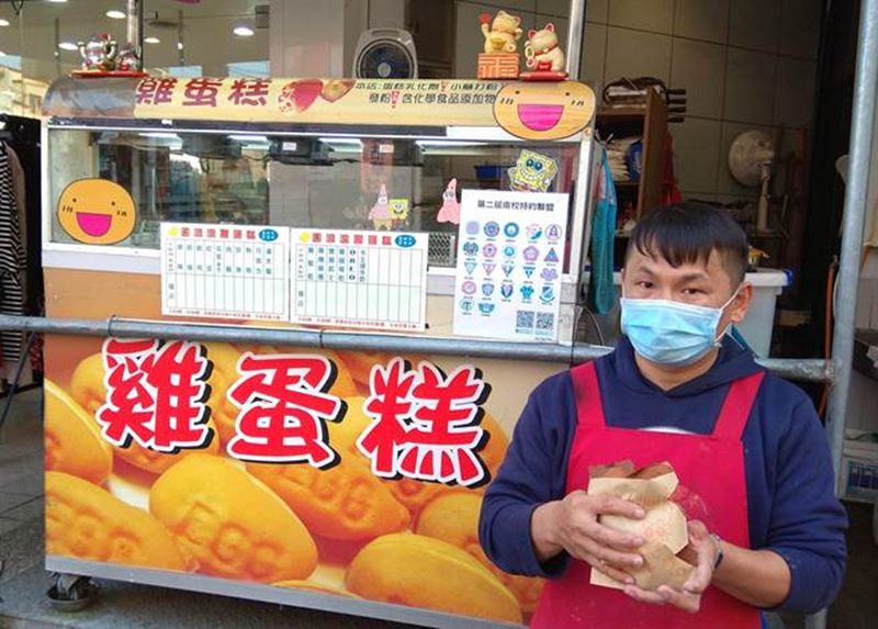 圓滾滾雞蛋糕1份30元起,蔡老闆說,麻豆區小攤競爭多,他一人顧店賺個溫飽。(劉秀芬攝)
