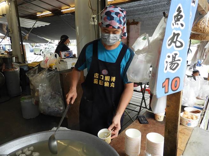 一碗2粒只要10元的虱目魚丸湯,10元不是交給老闆,是直接投入捐獻箱中!(陳世宗攝)