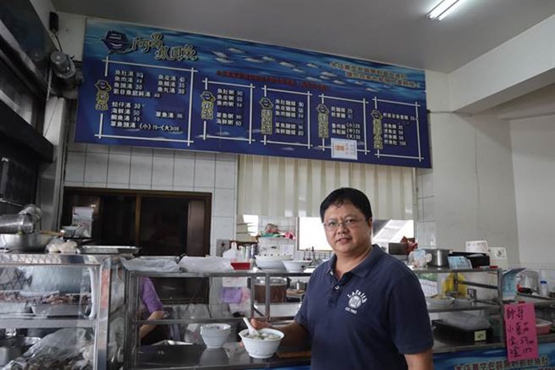 阿昌虱目魚店老闆吳建昌說,每天凌晨3點就來處理食材。(劉秀芬攝)