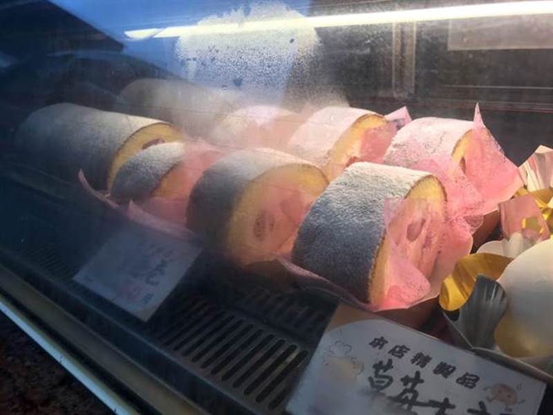 草莓捲為草莓限定甜點中的不敗款,銷量很好。(張祈攝)