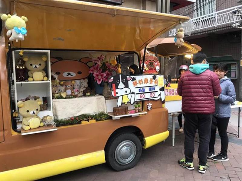 除了餐車是以拉拉熊為造型,車上也擺滿了啦啦熊娃娃。(陳俊雄攝)