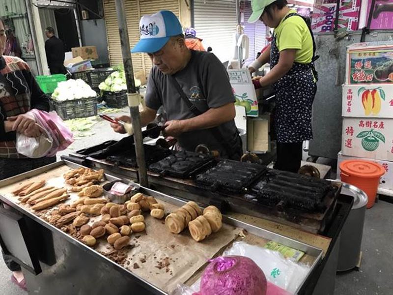 花蓮黃昏市場內的無名雞蛋糕的滋味,是每個市場顧客的共同記憶。(張祈攝)