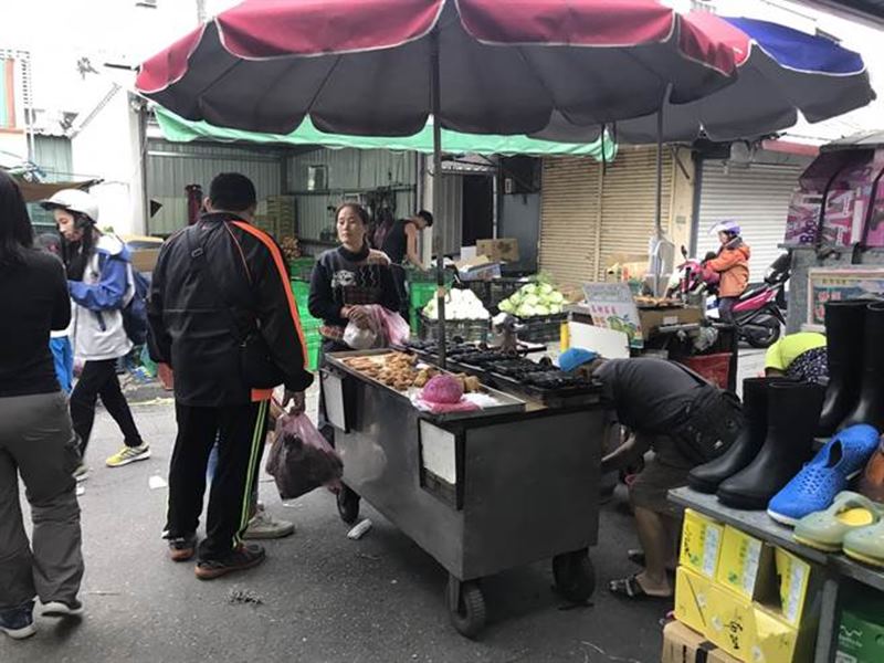 花蓮黃昏市場內的無名雞蛋糕的滋味,是每個市場顧客的共同記憶。(張祈攝)
