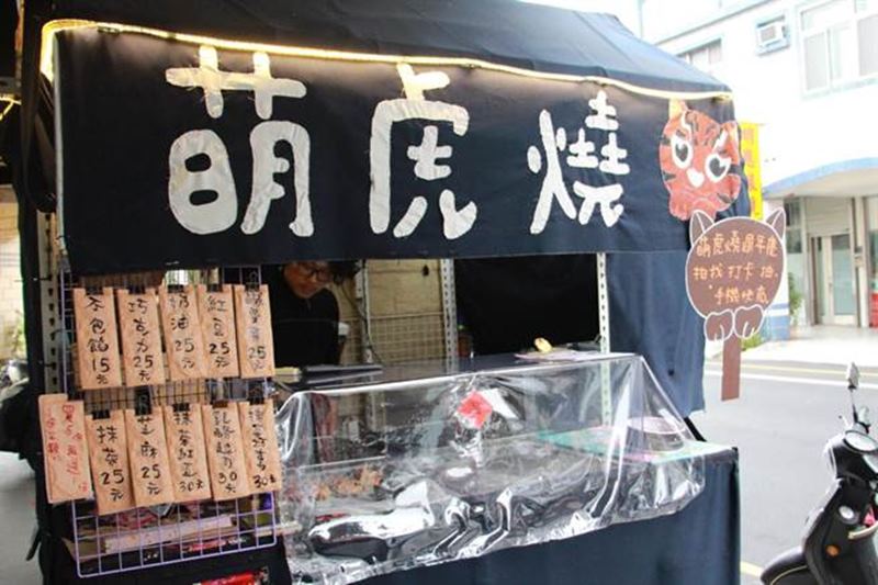 萌虎燒餐車為老闆夫婦手工打造,營業時間總散發迷人的濃郁香氣。(何冠嫻攝)