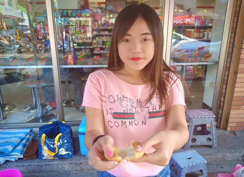 拉絲起司爆漿雞蛋糕撥開後,一層層的拉絲起司滿足客人的視覺享受。(林雅惠攝)