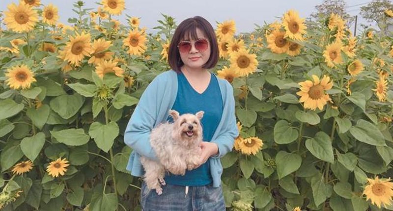 朱美華非常寵愛「donut」,春節也帶牠去逛花海。(林雅惠攝)