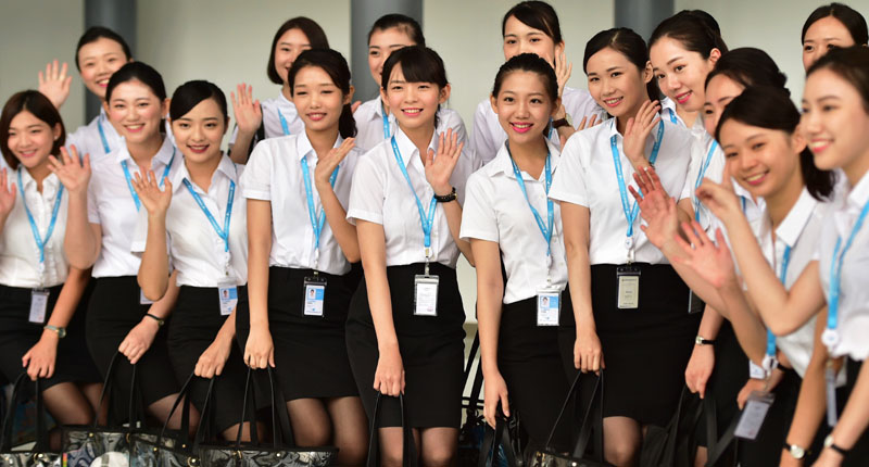 2018年8月16日,新入職廈門航空的台籍空服員合影。(新華社)