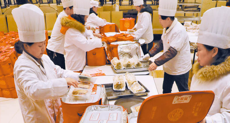 蘇州一家老字號餐館服務員為「打包年夜飯」套餐配菜。(新華社資料照片)