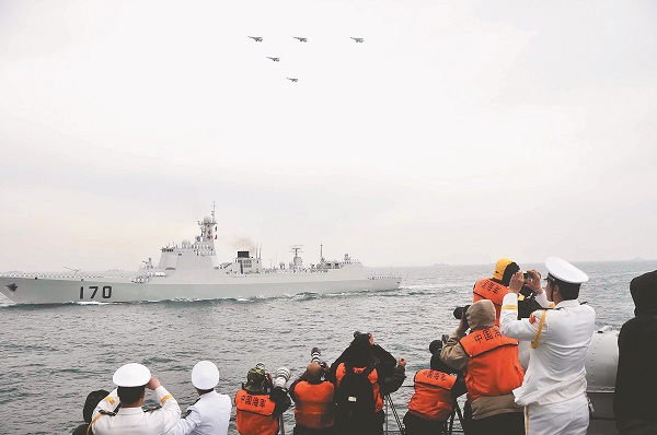 大陸為紀念解放軍海軍成立60周年,在青島附近海域舉行海上閱兵。(新華社資料照片)