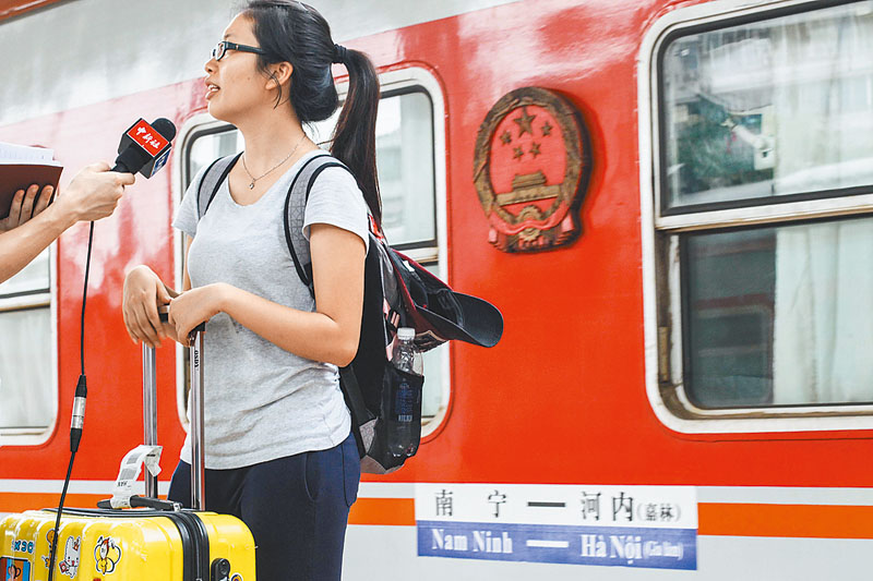 2014年5月,越南發生排華暴動後,大陸留學生搭車返家。(中新社資料照片)