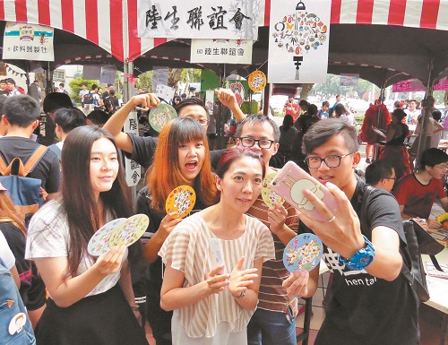 銘傳大學國際交流處處長劉廣華認為,現在台生前往大陸就學意願,已超過陸生來台就學的熱度,圖為輔仁大學在校陸生自辦聯誼會。(本報系資料照片)