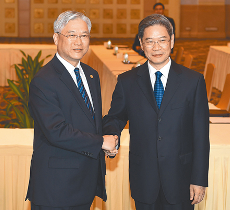 2015年10月14日,時任大陸國台辦主任張志軍(右)與時任陸委會主委夏立言在廣州舉行工作會面。(新華社)
