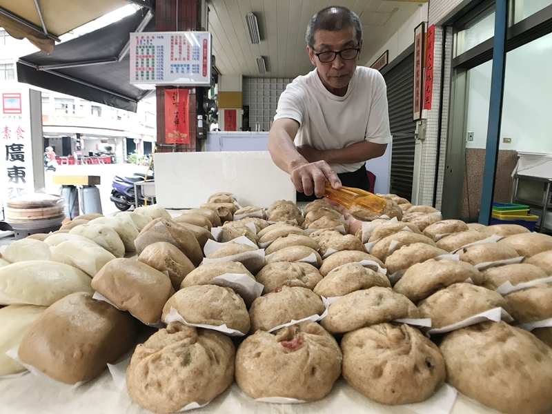 高雄小港區千壽菜包口味多樣,讓茹素者也有多種選擇。(林宏聰攝)