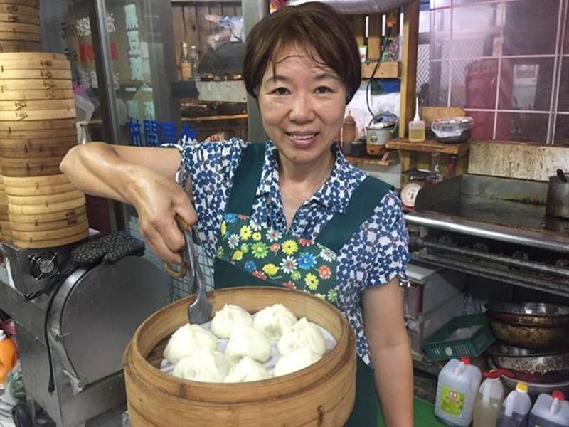 《鼎食芳》老闆娘張華月指出,她是外省二代,所以他們做的上海美食真的很道地,當中小籠包更是家傳口味,從捏麵團到成料理端上桌通通自己來。(謝佳潾攝)