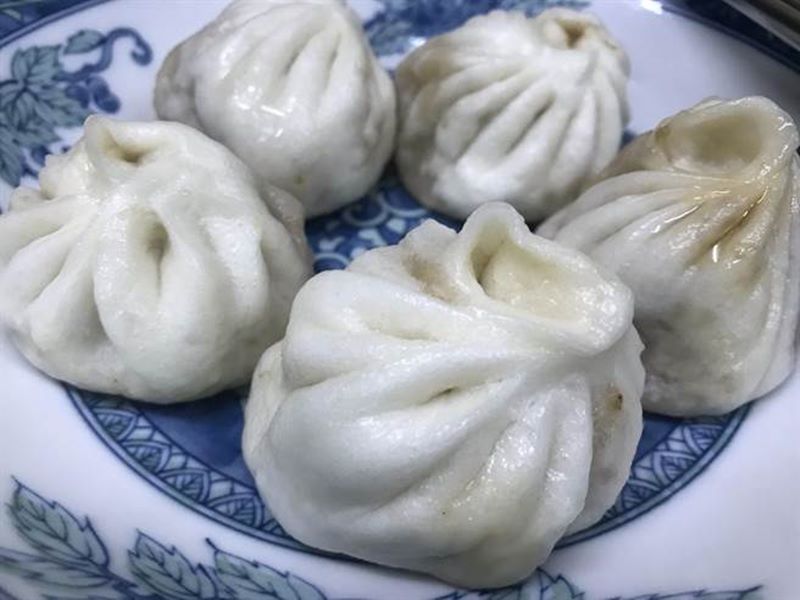 新竹縣竹北市的「童包子」小籠包,全部是手工現場製作,無論是包子皮還是內餡都讓人驚豔。(陳育賢攝)