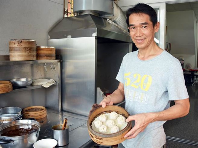 林義郎堅持以對待家人的心情去做料理,這分堅持累積不少死忠顧客。(林和生攝)