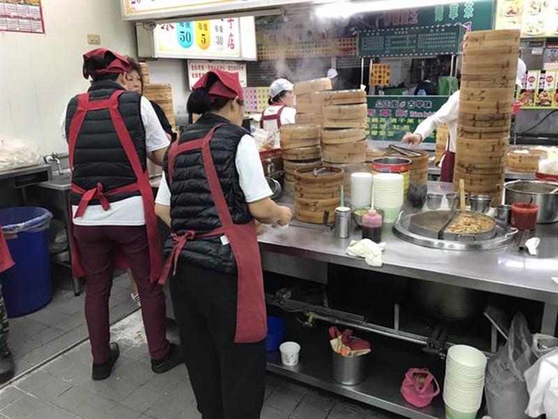 公正包子小籠包現做現蒸,工作人員從開店到收店都沒有偷閒時間。(張祈攝)