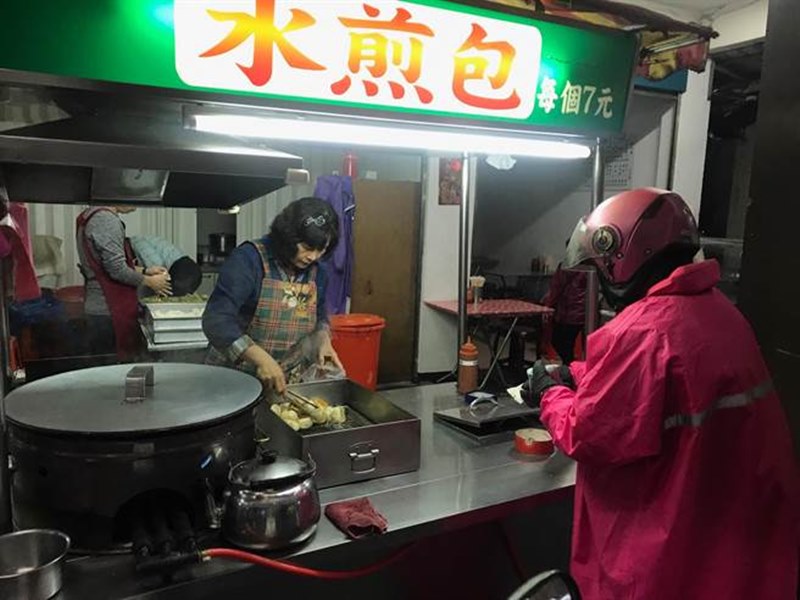 鶯歌南雅路水煎包開業35年,也是許多在地民眾從小吃到大的在地美食。(陳俊雄攝)