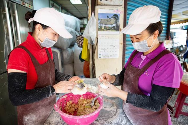小玉和妹妹每日手工現做水煎包。(袁庭堯攝)