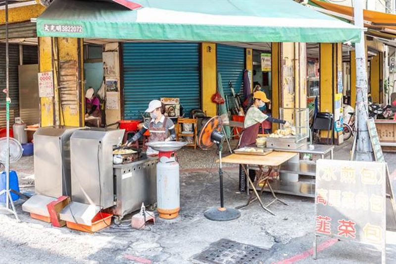 小玉的水煎包位於開封街中正市場的巷口。(袁庭堯攝)